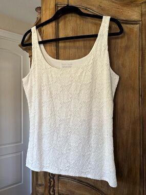 White House Black Market Off White Floral Lace Scoop Tank. Fully Lined.